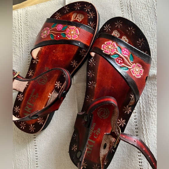 Beautifully handcrafted sandals by Artesanos de Ceja - Picture 6 of 9